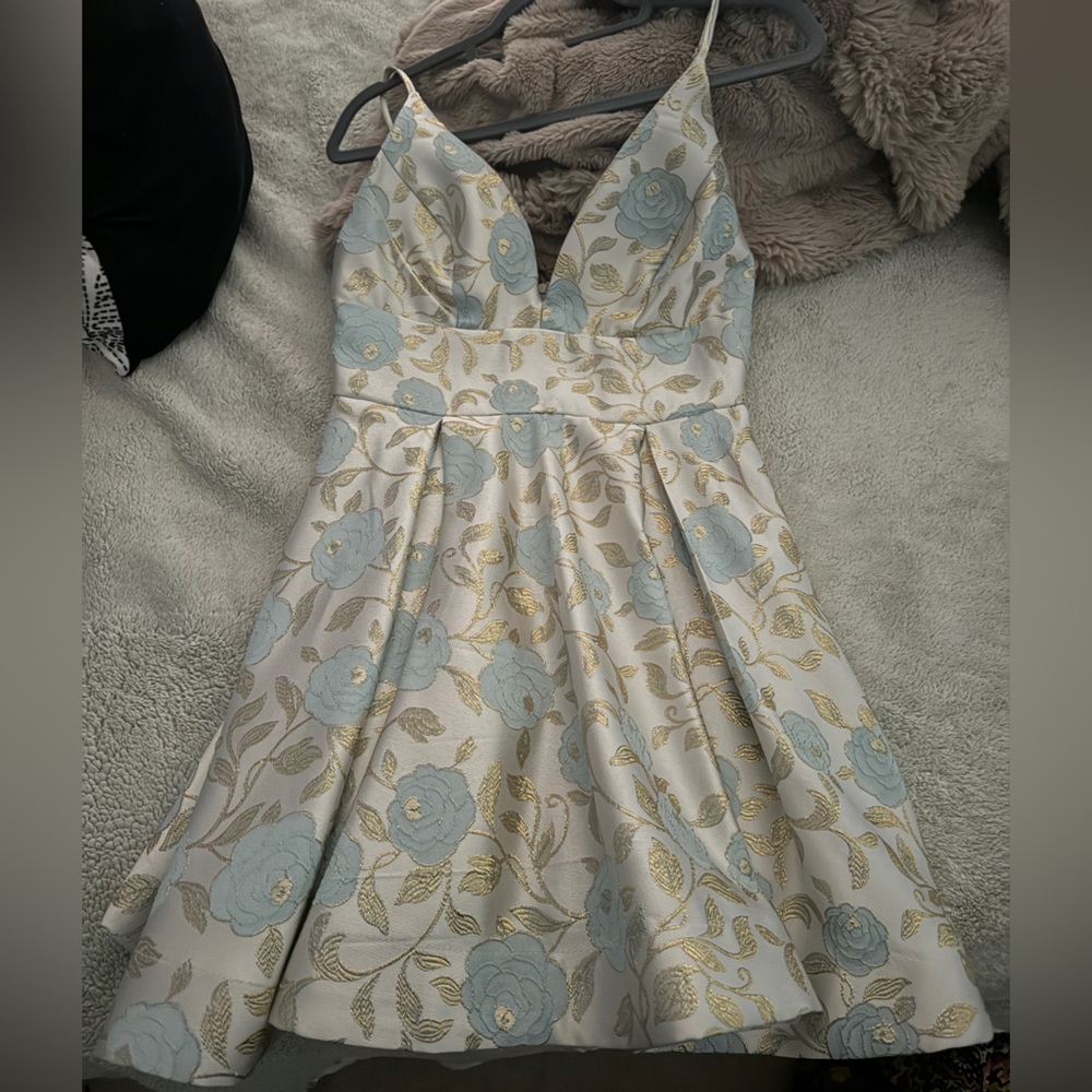 Mini floral dress with pockets!